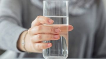 العطش أول علامات الجفاف واستشارية تحذر من مضاعفاته الخطيرة .. فيديو العطش أول علامات الجفاف واستشارية تحذر من مضاعفاته الخطيرة .. فيديو