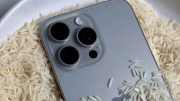 تحذير من آبل: الأرز لا ينقذ هاتفك من الماء بل قد يدمره تحذير من آبل: الأرز لا ينقذ هاتفك من الماء بل قد يدمره