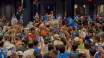 جماهير الهلال تحتفل بالتأهل التاريخي وتهتف: السيتي وينه! .. فيديو جماهير الهلال تحتفل بالتأهل التاريخي وتهتف: السيتي وينه! .. فيديو