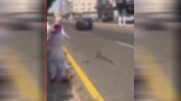 الداخلية السعودية تعقب بعد غضب أثاره فيديو تحطيم وتعدي ملثمين على سيارات تسير بشارع بين نشطاء مواقع التواصل