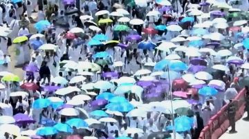 مشاهد مهيبة لحجاج بيت الله بعد أدائهم صلاتي الظهر والعصر جمعا وقصرا .. فيديو