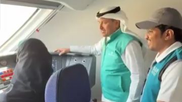 وزير النقل يطمئن على سير العمل بقطار الحرمين من قمرة القيادة .. فيديو