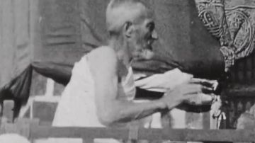 البركاتي يروي قصة جده الذي أدى فريضة الحج 80 مرة والتقى الملك عبدالعزيز 3 مرات.. فيديو