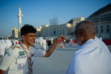 رذاذ الماء ينساب على وجوه الحجاج ويغسل تعب الطريق.. الكشافة ينسجون لحظات لا تنساها المشاعر