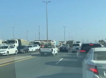 الطائف.. تكدس الشاحنات على كوبري الدهاس يشل الحركة ويهدد سلامة العابرين الطائف.. تكدس الشاحنات على كوبري الدهاس يشل الحركة ويهدد سلامة العابرين