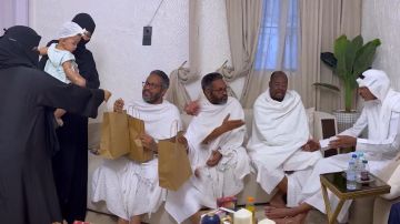 مواطن يستضيف في منزله حجاجا من دول متعددة ويقدم لهم الهدايا.. فيديو