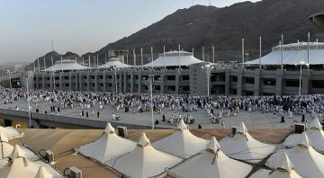 ضيوف الرحمن يرمون جمرة العقبة الكبرى بعد اكتمال خطط تفويجهم لمشعر منى لقضاء أيام التشريق