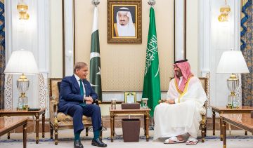 قصر منى.. ولي العهد يستقبل رئيس الوزراء الباكستاني ويستعرضان العلاقات التاريخية وآفاق التعاون قصر منى.. ولي العهد يستقبل رئيس الوزراء الباكستاني ويستعرضان العلاقات التاريخية وآفاق التعاون