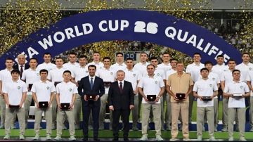 رئيس أوزبكستان يكرم منتخب بلاده بعد التأهل التاريخي إلى كأس العالم.. صور رئيس أوزبكستان يكرم منتخب بلاده بعد التأهل التاريخي إلى كأس العالم.. صور