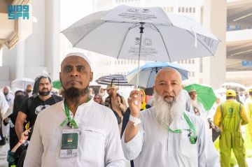 ضيوف برنامج خادم الحرمين يرمون الجمرات الثلاث في ثاني أيام التشريق ضيوف برنامج خادم الحرمين يرمون الجمرات الثلاث في ثاني أيام التشريق