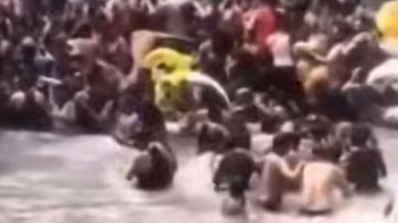 لحظة مهاجمة ثعبان ضخم لمجموعة من السياح داخل شلال هندي شهير .. فيديو لحظة مهاجمة ثعبان ضخم لمجموعة من السياح داخل شلال هندي شهير .. فيديو