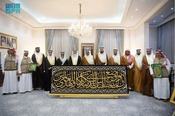 نيابة عن خادم الحرمين.. نائب أمير مكة يسلم كسوة الكعبة المشرفة لسدنة بيت الله الحرام