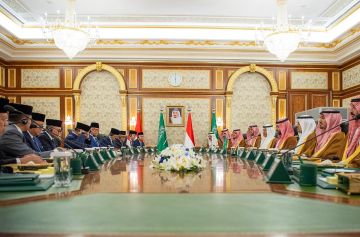 المملكة وإندونيسيا تعربان عن قلقهما حيال الكارثة الإنسانية في غزة ويجددان تأكيدهما مواصلة تقديم الدعم والمساعدات الإنسانية والإغاثية العاجلة المملكة وإندونيسيا تعربان عن قلقهما حيال الكارثة الإنسانية في غزة ويجددان تأكيدهما مواصلة تقديم الدعم والمساعدات الإنسانية والإغاثية العاجلة