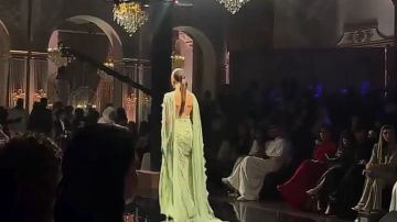 عارضة تسقط في عرض أزياء فاخر بجدة وتشعل السوشيال ميديا .. فيديو