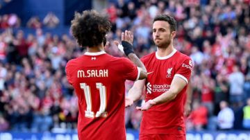 محمد صلاح يقطع إجازته ويعود إلى إنجلترا بعد وفاة زميله ديوجو جوتا