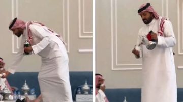 بالثوب والشماغ.. عامل بنغلاديشي يقدم القهوة ويخطف أنظار المتابعين .. فيديو بالثوب والشماغ.. عامل بنغلاديشي يقدم القهوة ويخطف أنظار المتابعين .. فيديو