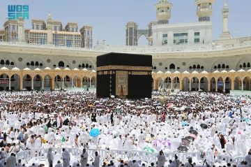 رسائل توعوية للمعتمرين.. الحج والعمرة: أعطوا الأولوية لكبار السن وتجنبوا التدافع