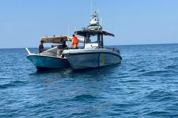 حرس الحدود ينقذ 10 أشخاص بعد تعطل واسطتهم البحرية في عرض بحر جدة