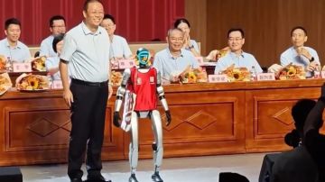 روبوت بشري يشارك في حفل تخرج صيني ويثير إعجاب الحضور.. صور