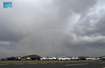 أمطار الجوزاء تضفي سحرا على عسير.. الضباب يحتضن الجبال والمصطافون يتدفقون إلى المرتفعات