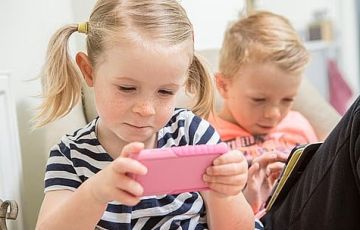 دماغ أصغر وذكاء أقل.. دراسة: هذه مخاطر الإفراط باستخدام الأطفال للأجهزة