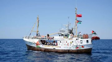 فقدان الاتصال بسفينة حنظلة خلال توجهها لكسر الحصار عن غزة وتحليق طائرات مسيرة حولها