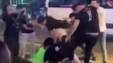 اعتداء على سائحات أجنبيات إثر خلاف على فاتورة ..فيديو