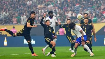 المكسيك تتوج بلقب الكأس الذهبية للمرة العاشرة بعد انتصار مثير على أمريكا المكسيك تتوج بلقب الكأس الذهبية للمرة العاشرة بعد انتصار مثير على أمريكا