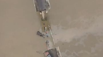 مصرع 10 أشخاص بعد انهيار جسر وسقوط مركبات في النهر.. فيديو مصرع 10 أشخاص بعد انهيار جسر وسقوط مركبات في النهر.. فيديو