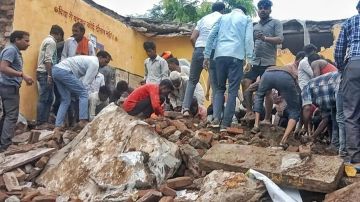 مصرع أطفال بانهيار سقف مدرسة حكومية في الهند.. فيديو مصرع أطفال بانهيار سقف مدرسة حكومية في الهند.. فيديو