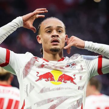 الهلال والأهلي يدخلان سباق الكبار لخطف تشافي سيمونز