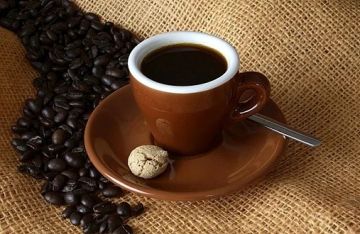 دراسة كندية: القهوة تبقي الدماغ في حالة يقظة حرجة حتى أثناء النوم العميق