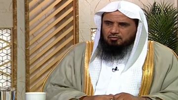 الخثلان يوضح الضابط في ارتداء المرأة البنطال تحت العباءة.. فيديو