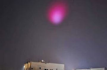 فلكية جدة تعلق على ظهور بقعة وردية في سماء السعودية ـ صور