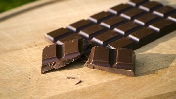 ليست مجرد حلوى.. الشوكولاتة الداكنة تعزز صحة الأمعاء وتحمي القلب وتدعم الدماغ