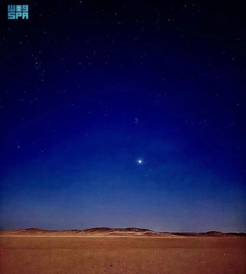 اقتران نادر لكوكب الزهرة مع كوكبة التويبع يرسم مثلثا سماويا مبهرا في سماء رفحاء