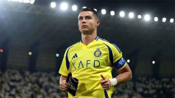 رونالدو يتوَّج بجائزة لاعب الموسم من اختيار جماهير النصر رونالدو يتوَّج بجائزة لاعب الموسم من اختيار جماهير النصر