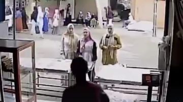 كاميرا مراقبة ترصد اللحظات الأخيرة لفتيات العنب قبل حادث التصادم المروع .. فيديو