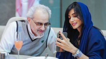 الأميرة ريم بنت الوليد تكشف كيف ورطها خط والدها في المدرسة.. فيديو الأميرة ريم بنت الوليد تكشف كيف ورطها خط والدها في المدرسة.. فيديو