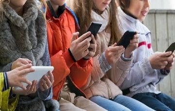 أفكار انتحارية وسلوك عدواني.. دراسة: استخدام الأطفال للهواتف خطر على الصحة النفسية