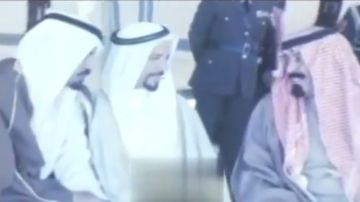ضيافة ملكية جمعت الكبار: الملك خالد يستقبل الشيخ زايد في البر .. فيديو ضيافة ملكية جمعت الكبار: الملك خالد يستقبل الشيخ زايد في البر .. فيديو