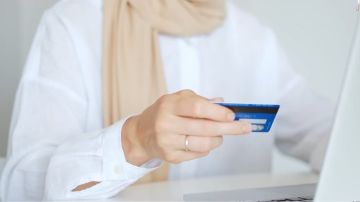 مختص يكشف أبرز أخطاء عملاء البطاقات الائتمانية ويحذر من مصيدة الفوائد .. فيديو