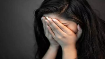 شاب يستدرج سكرتيرة ويعتدي عليها داخل شقة سكنية