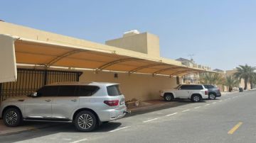 البلديات تحدد الاشتراطات الفنية والتنظيمية لمظلات السيارات داخل حد الملكية