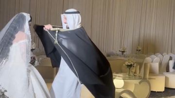 ردة فعل رومانسية لعريس لحظة رؤيته عروسه بفستان الزفاف تثير الجدل .. فيديو