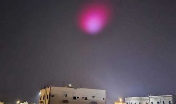 فلكية جدة ترصد بقعة وردية نادرة أضاءت سماء شمال غرب المملكة