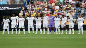 كانسيلو يحاول حبس دموعه خلال وقوفه دقيقة حداد على الراحل جوتا .. فيديو كانسيلو يحاول حبس دموعه خلال وقوفه دقيقة حداد على الراحل جوتا .. فيديو