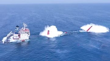 غرق سفينة شحن بعد هجوم حوثي ومقتل وإصابة عدد من أفراد الطاقم غرق سفينة شحن بعد هجوم حوثي ومقتل وإصابة عدد من أفراد الطاقم