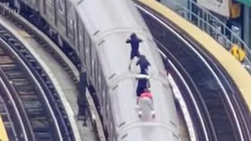 أطفال يرقصون على سطح قطار وطائرة شرطة تلاحقهم من السماء .. فيديو