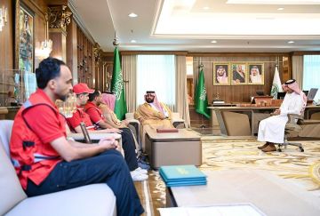 أمير جازان يتسلم التقرير السنوي لفرع الهلال الأحمر بالمنطقة لعام 2024 أمير جازان يتسلم التقرير السنوي لفرع الهلال الأحمر بالمنطقة لعام 2024